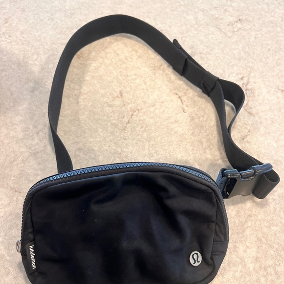 lululemon athletica Black Belt Bag Structured Design - Picture 6 of 9